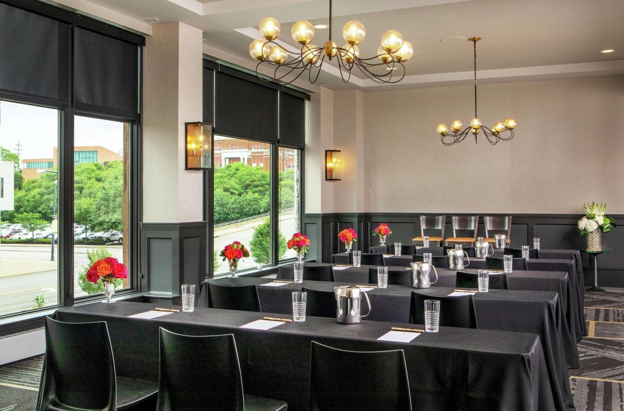 Doubletree By Hilton Youngstown Downtown Экстерьер фото