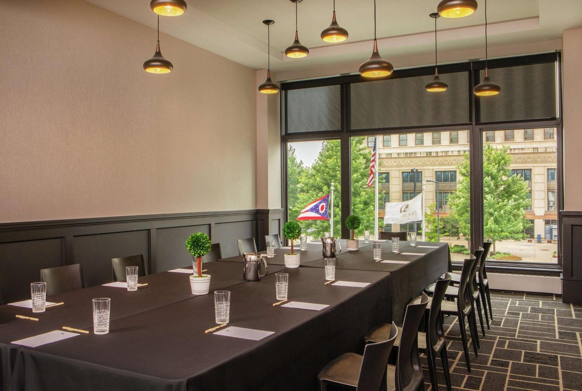Doubletree By Hilton Youngstown Downtown Экстерьер фото